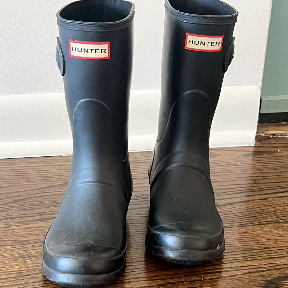 Hunter Rain boots Size 7 Women’s short boots. Perfect condition, worn twice